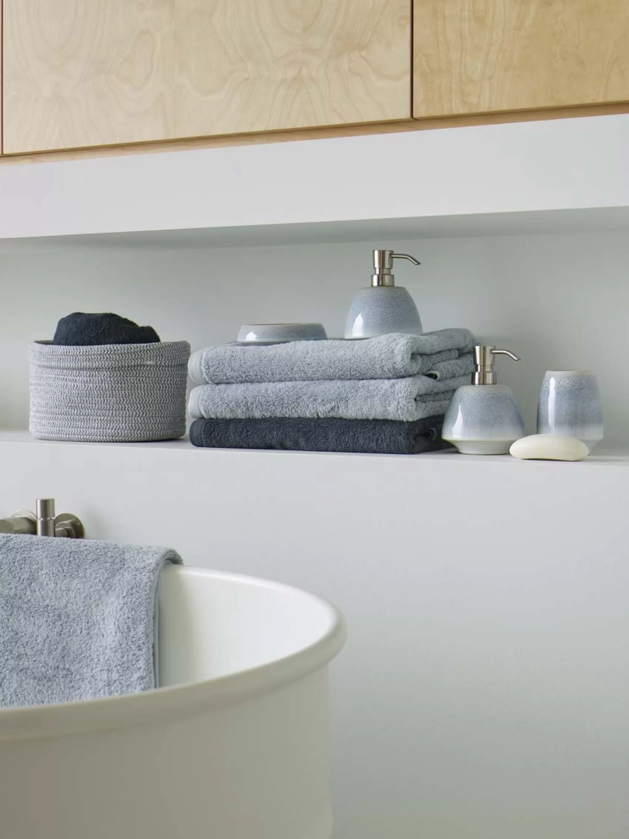 Aquanova London*Bath Textiles London Color Ice (Light Blue)